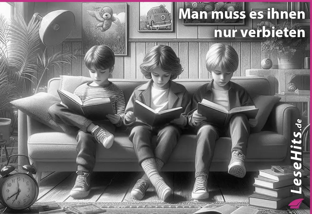 Drei Kinder lesen ein Buch auf dem Sofa