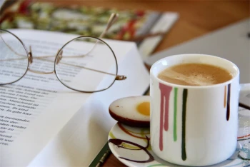 Logo: Daniela | read eat live